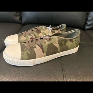 Brand New! Mens Old Navy Camouflage Water-Repellent Canvas Sneakers.(Size 11)